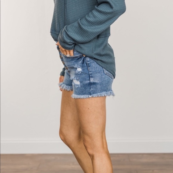 🎉HP!🎉 NWOT! Just USA Evelyn wash denim distressed frayed hem button fly shorts - Picture 5 of 16